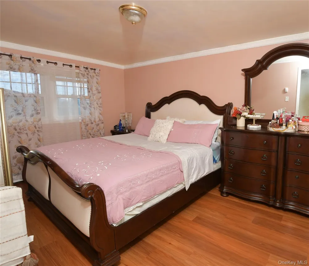 76 E Hollywood Avenue Lindenhurst, NY 11757