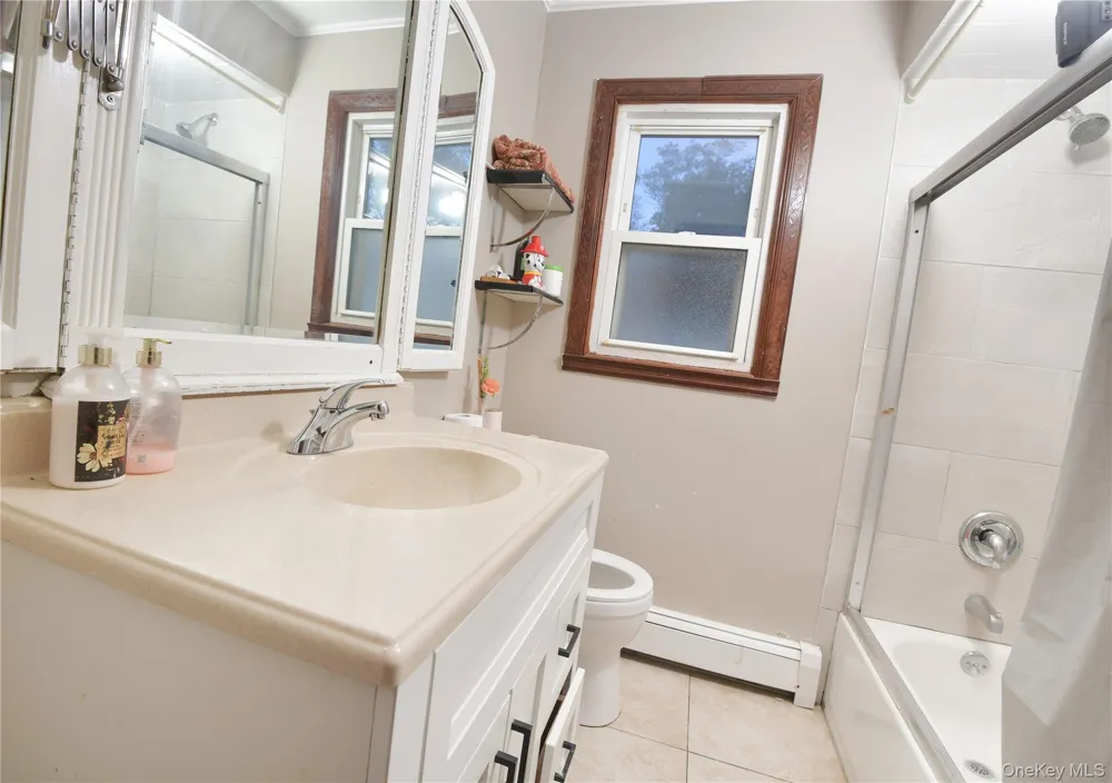 76 E Hollywood Avenue Lindenhurst, NY 11757