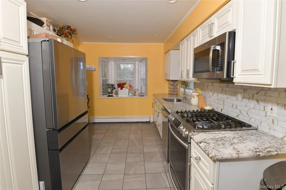76 E Hollywood Avenue Lindenhurst, NY 11757
