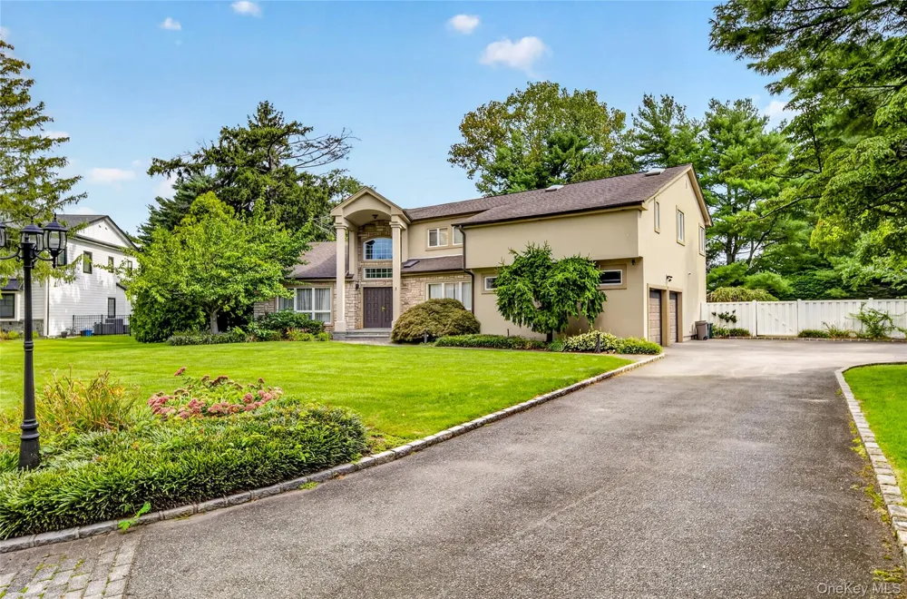 3 Pond Ridge Road Woodbury, NY 11797