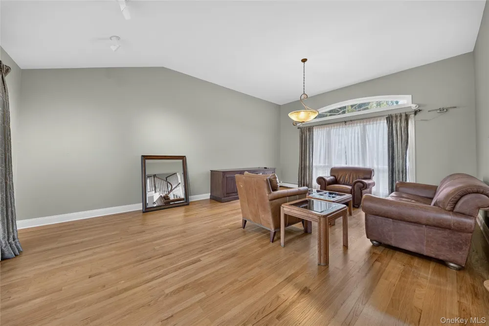 3 Pond Ridge Road Woodbury, NY 11797
