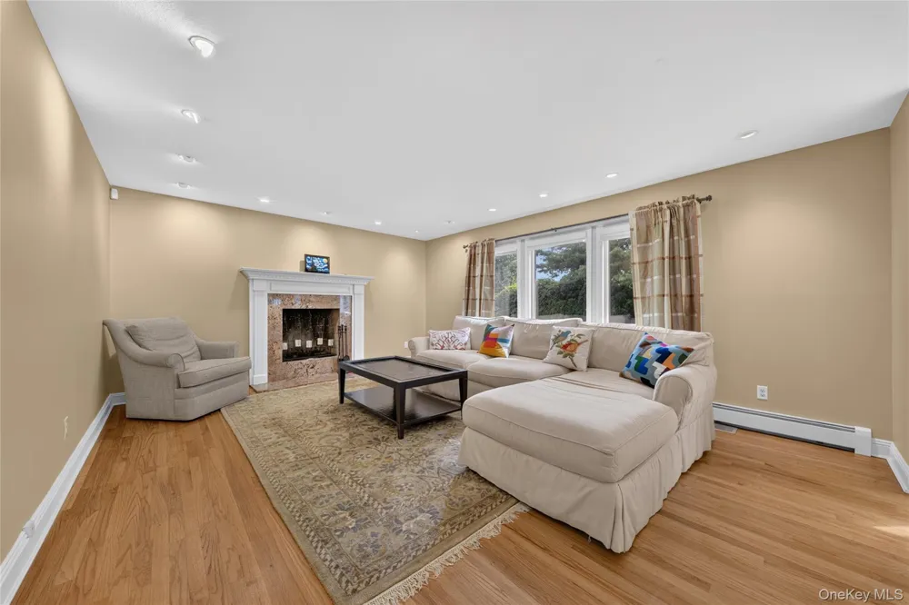 3 Pond Ridge Road Woodbury, NY 11797