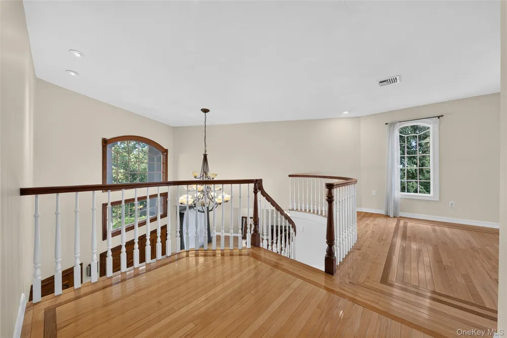 3 Pond Ridge Road Woodbury, NY 11797
