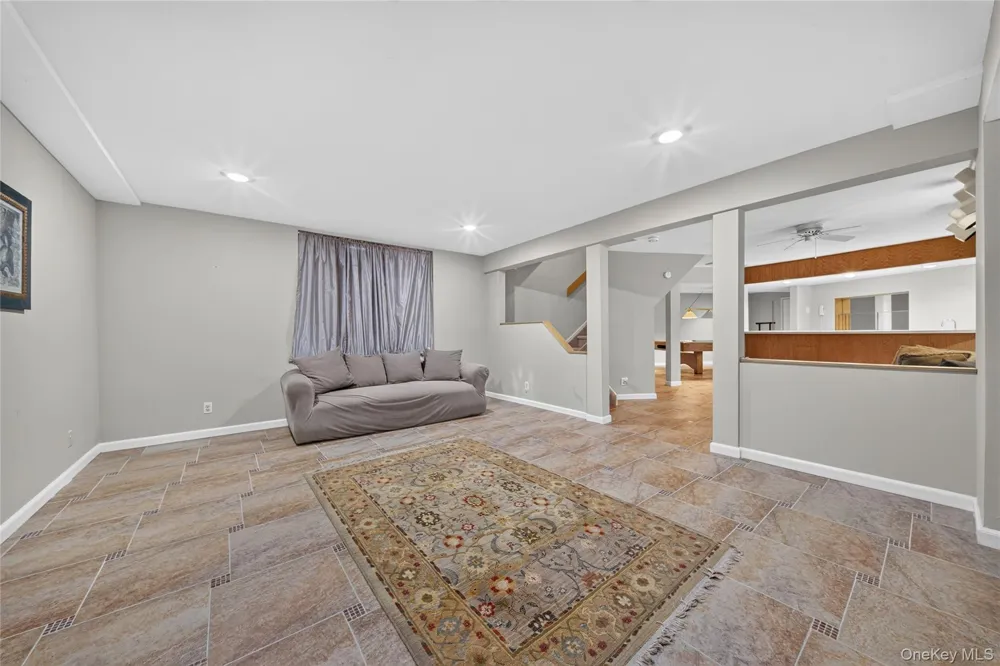 3 Pond Ridge Road Woodbury, NY 11797