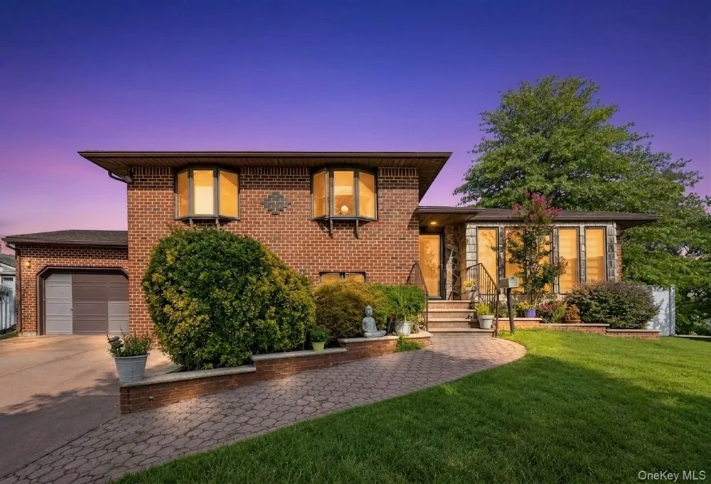 11 Verbena Court Hicksville, NY 11801