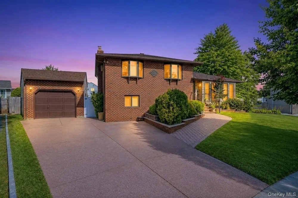 11 Verbena Court Hicksville, NY 11801