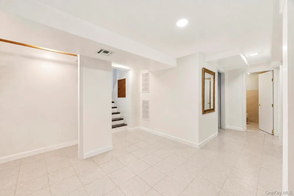 11 Verbena Court Hicksville, NY 11801