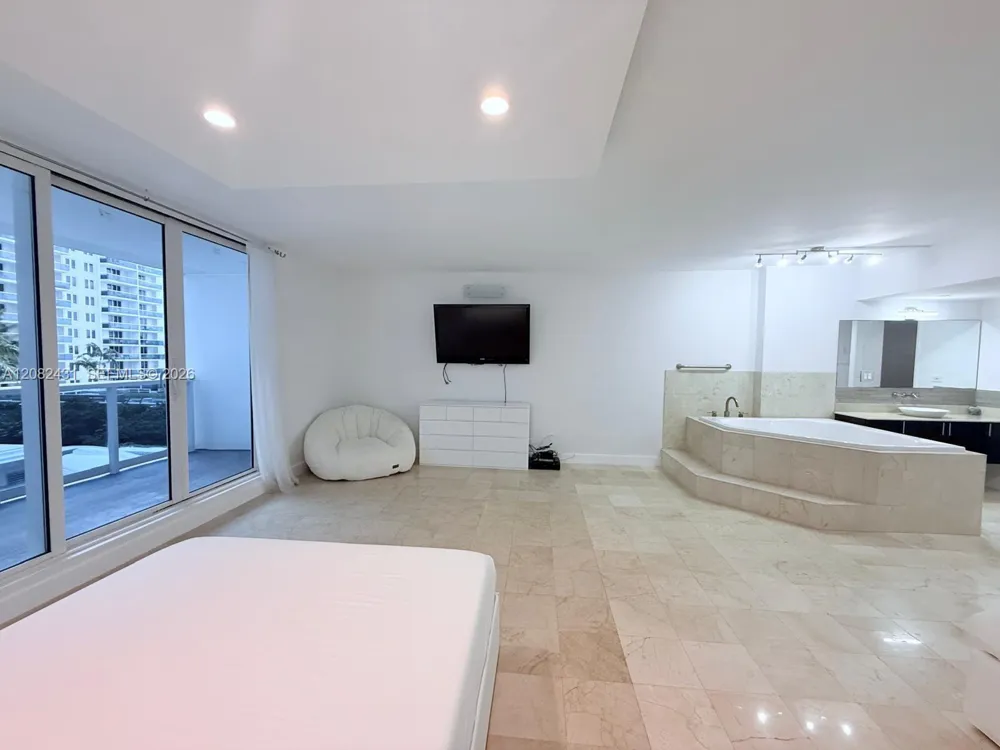 2301 Collins Ave #621 Miami Beach, FL 33139
