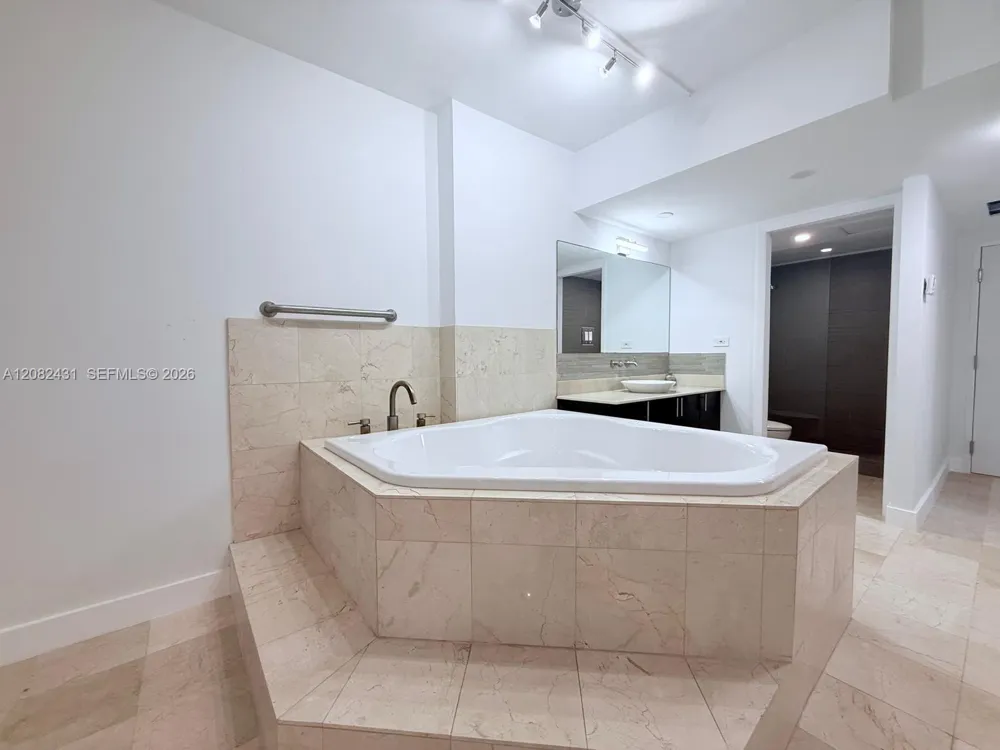 2301 Collins Ave #621 Miami Beach, FL 33139
