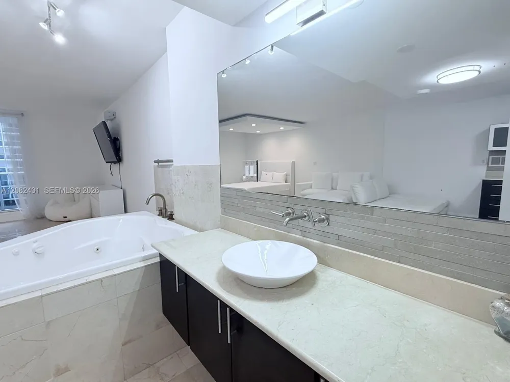 2301 Collins Ave #621 Miami Beach, FL 33139