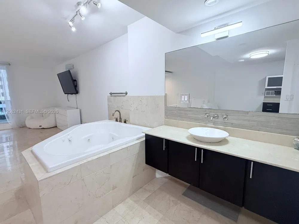 2301 Collins Ave #621 Miami Beach, FL 33139