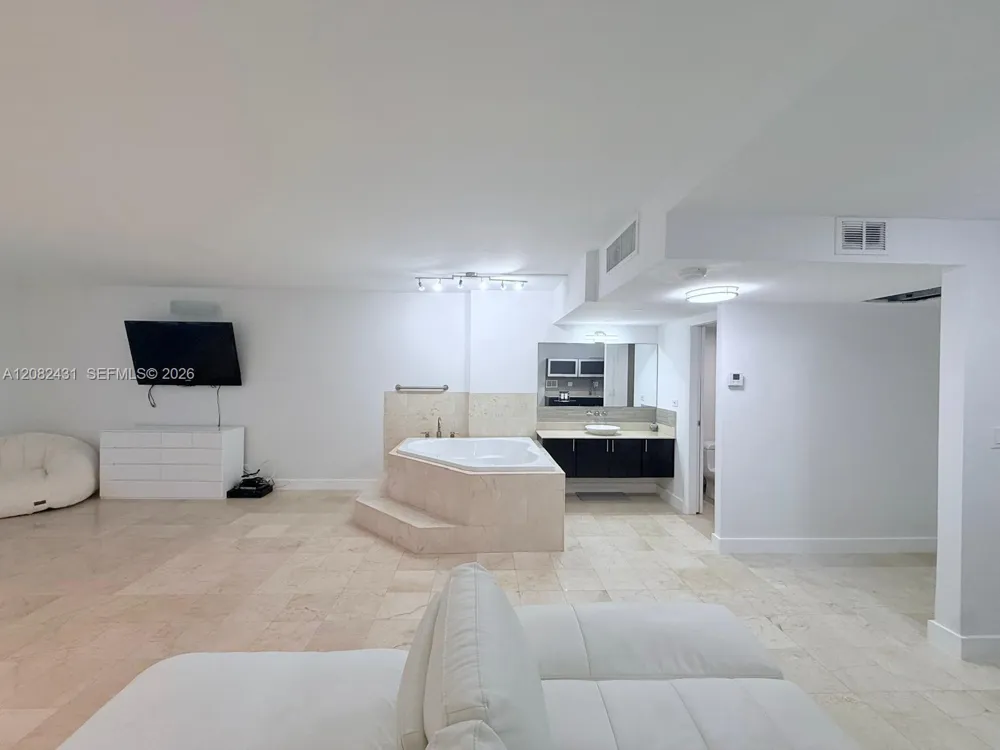 2301 Collins Ave #621 Miami Beach, FL 33139
