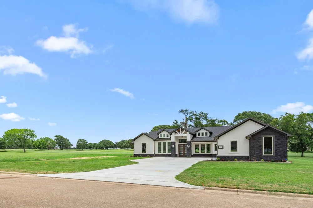 210 Birdie Drive Hempstead, TX 77445