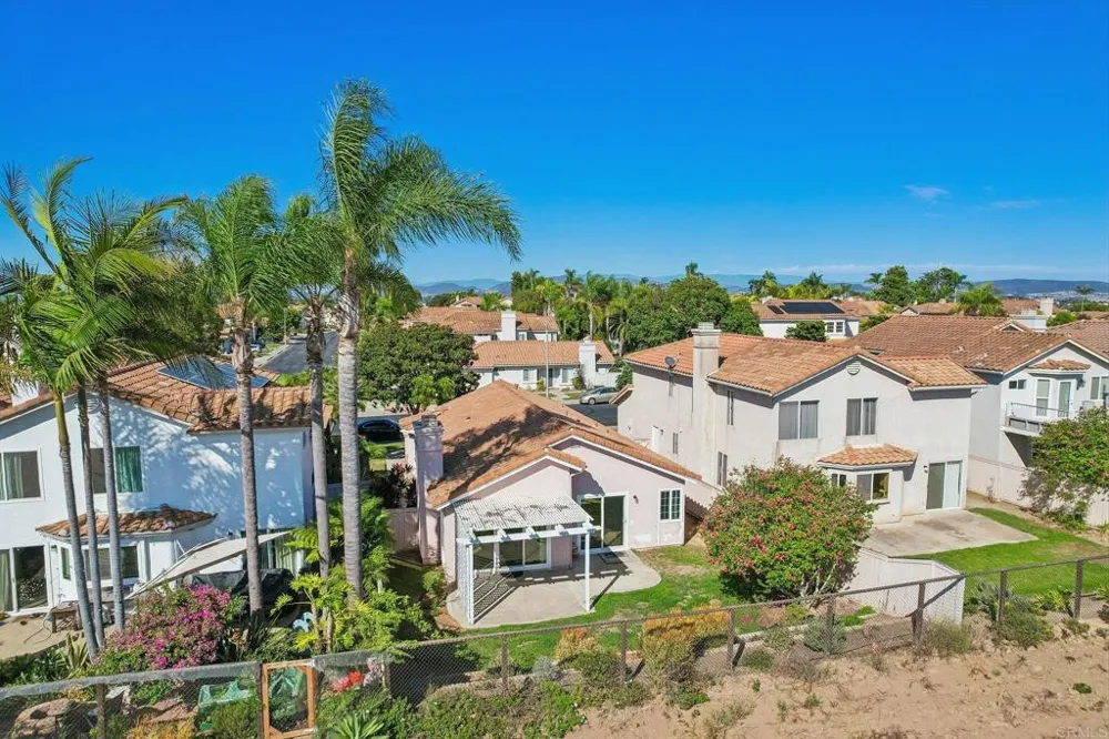 2124 Redwood Crst Vista, CA 92081
