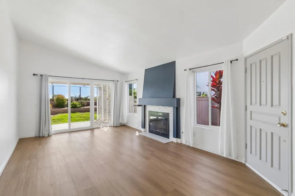 2124 Redwood Crst Vista, CA 92081
