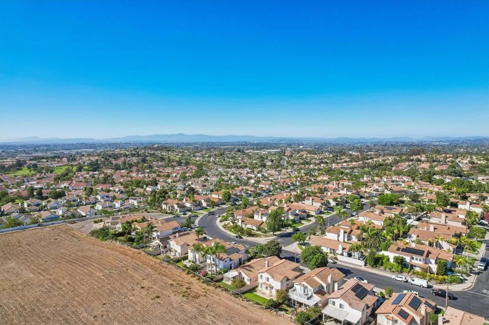 2124 Redwood Crst Vista, CA 92081