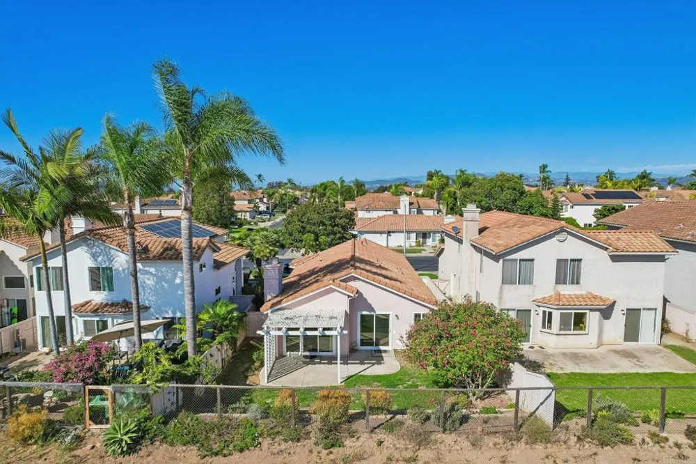 2124 Redwood Crst Vista, CA 92081