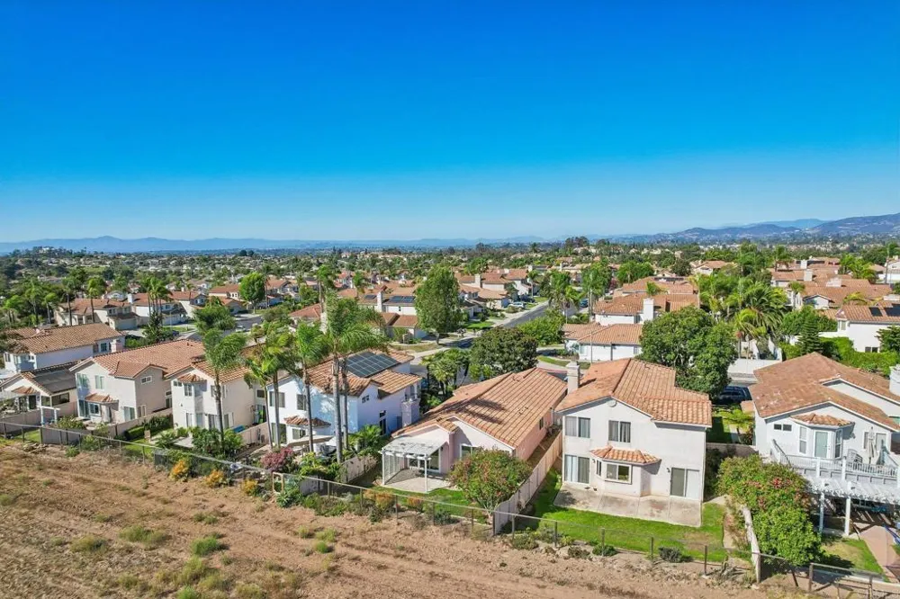 2124 Redwood Crst Vista, CA 92081