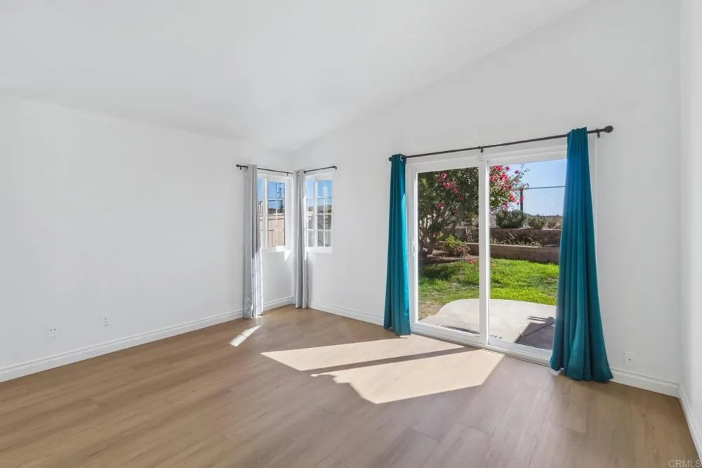 2124 Redwood Crst Vista, CA 92081