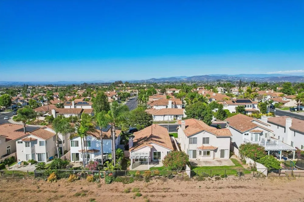 2124 Redwood Crst Vista, CA 92081