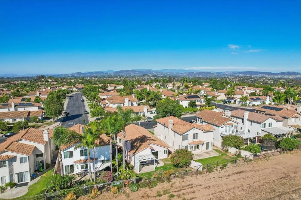 2124 Redwood Crst Vista, CA 92081