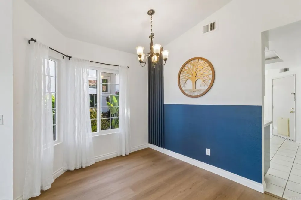 2124 Redwood Crst Vista, CA 92081