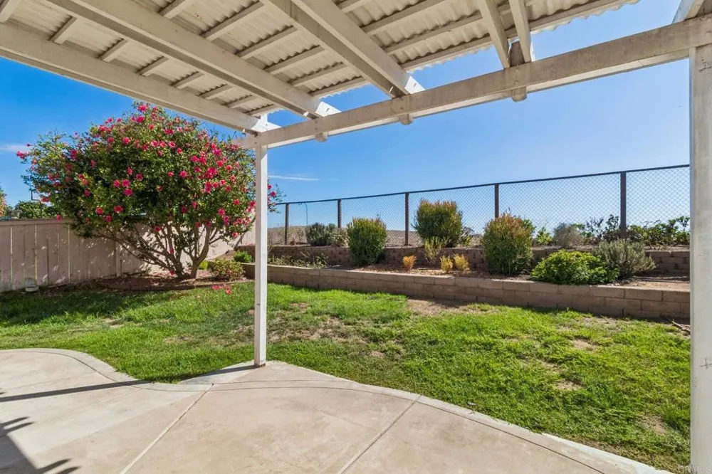 2124 Redwood Crst Vista, CA 92081