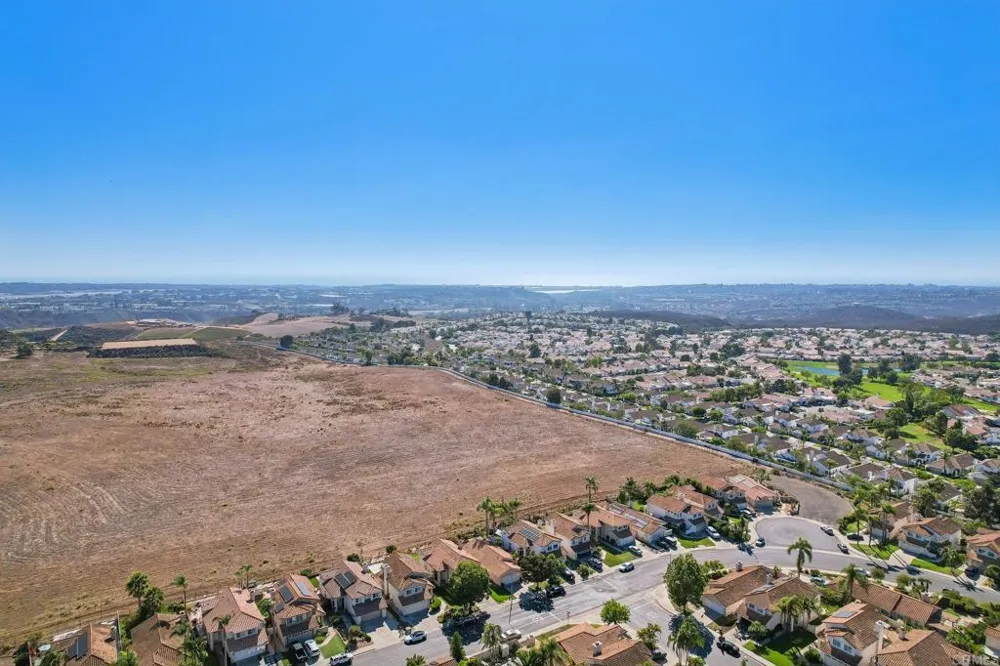 2124 Redwood Crst Vista, CA 92081