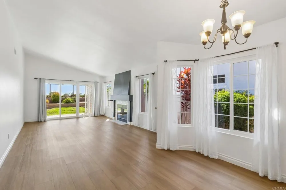 2124 Redwood Crst Vista, CA 92081
