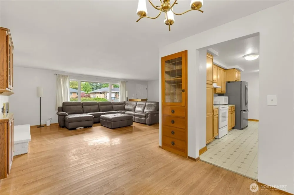8602 Maple Lane Edmonds, WA 98026