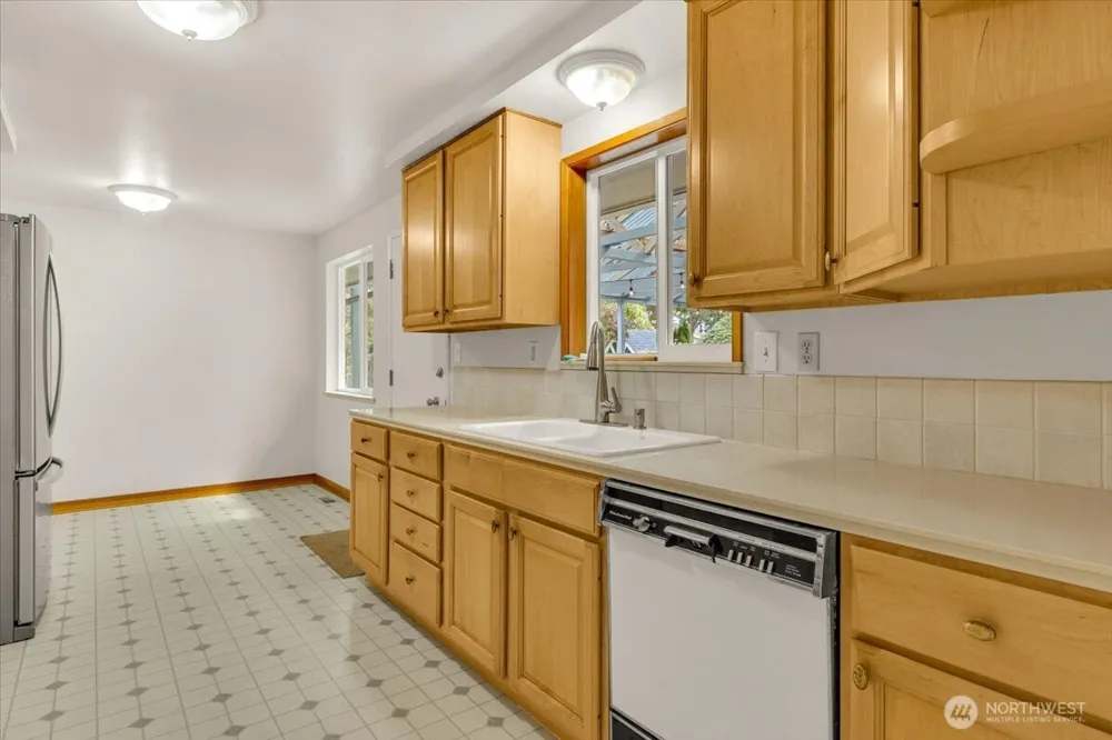 8602 Maple Lane Edmonds, WA 98026