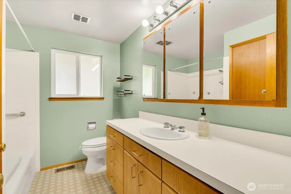 8602 Maple Lane Edmonds, WA 98026