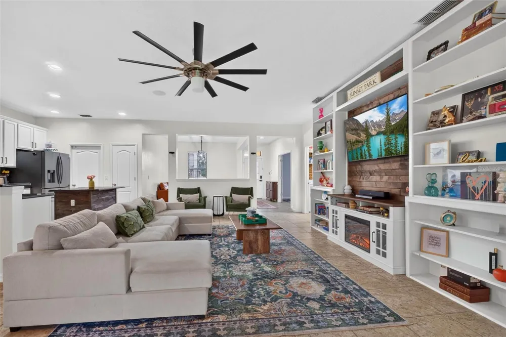 810 WOODS LANDING DRIVE Minneola, FL 34715