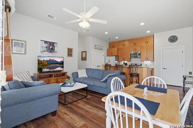 979 Academy Ave #APT 2 New Braunfels, TX 78130