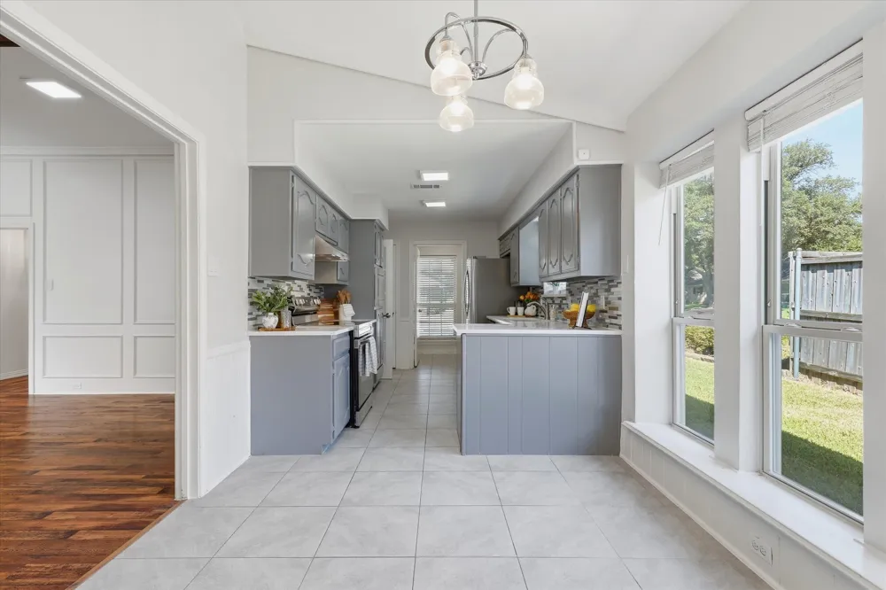 18512 Featherwood Drive Dallas, TX 75252