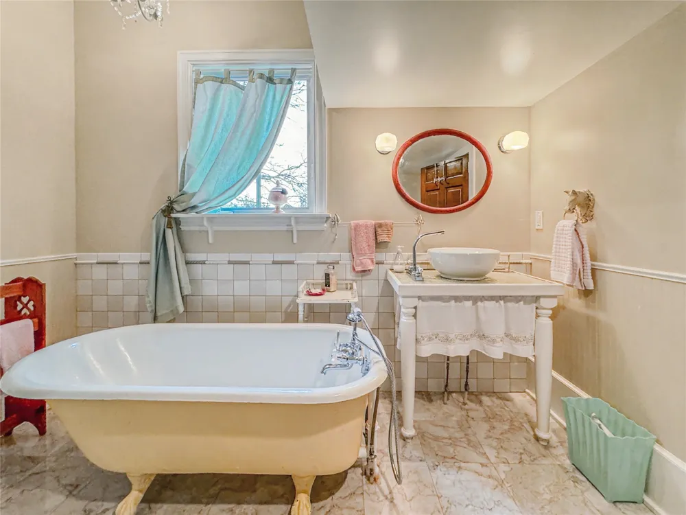 224 W Chickasaw Street Tahlequah, OK 74464