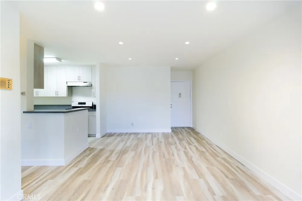 17900 Sherman Way #118 Reseda, CA 91335