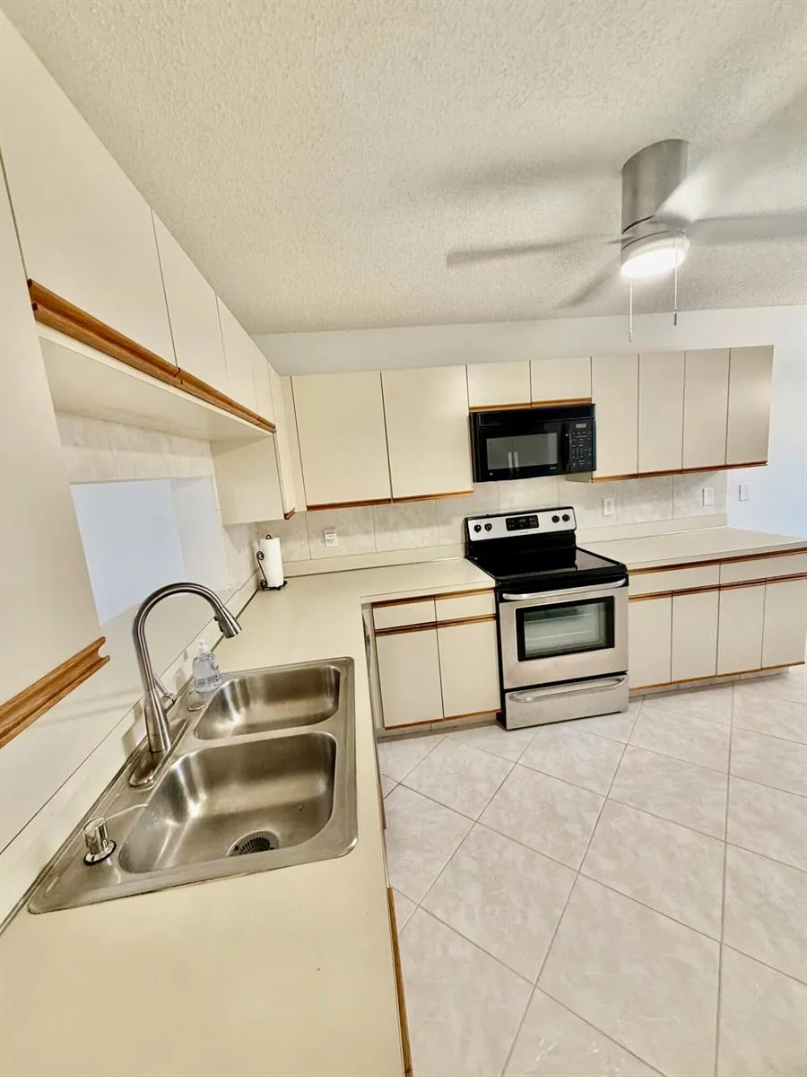 4725 LUCERNE LAKES E #214 Lake Worth, FL 33467