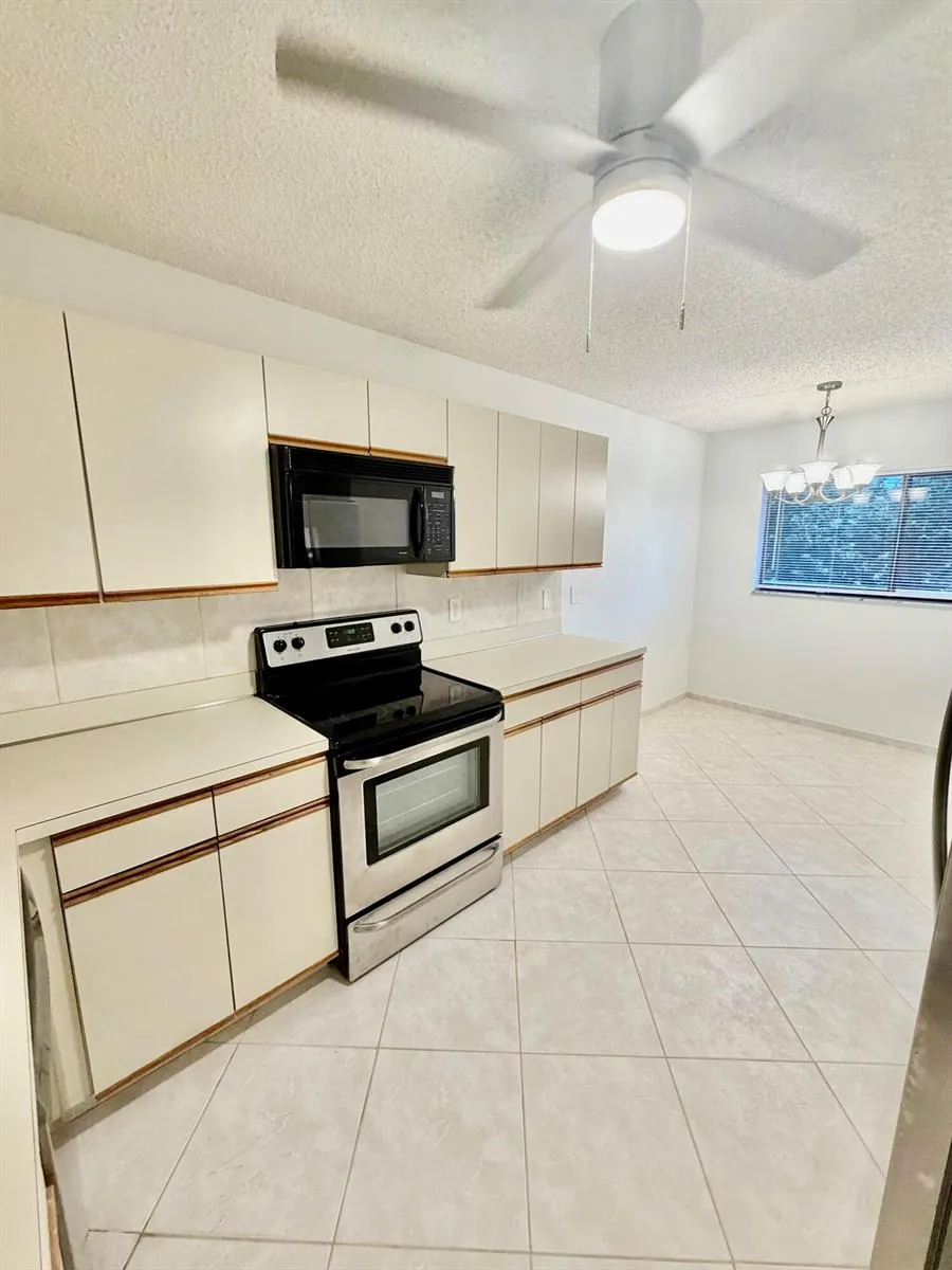 4725 LUCERNE LAKES E #214 Lake Worth, FL 33467