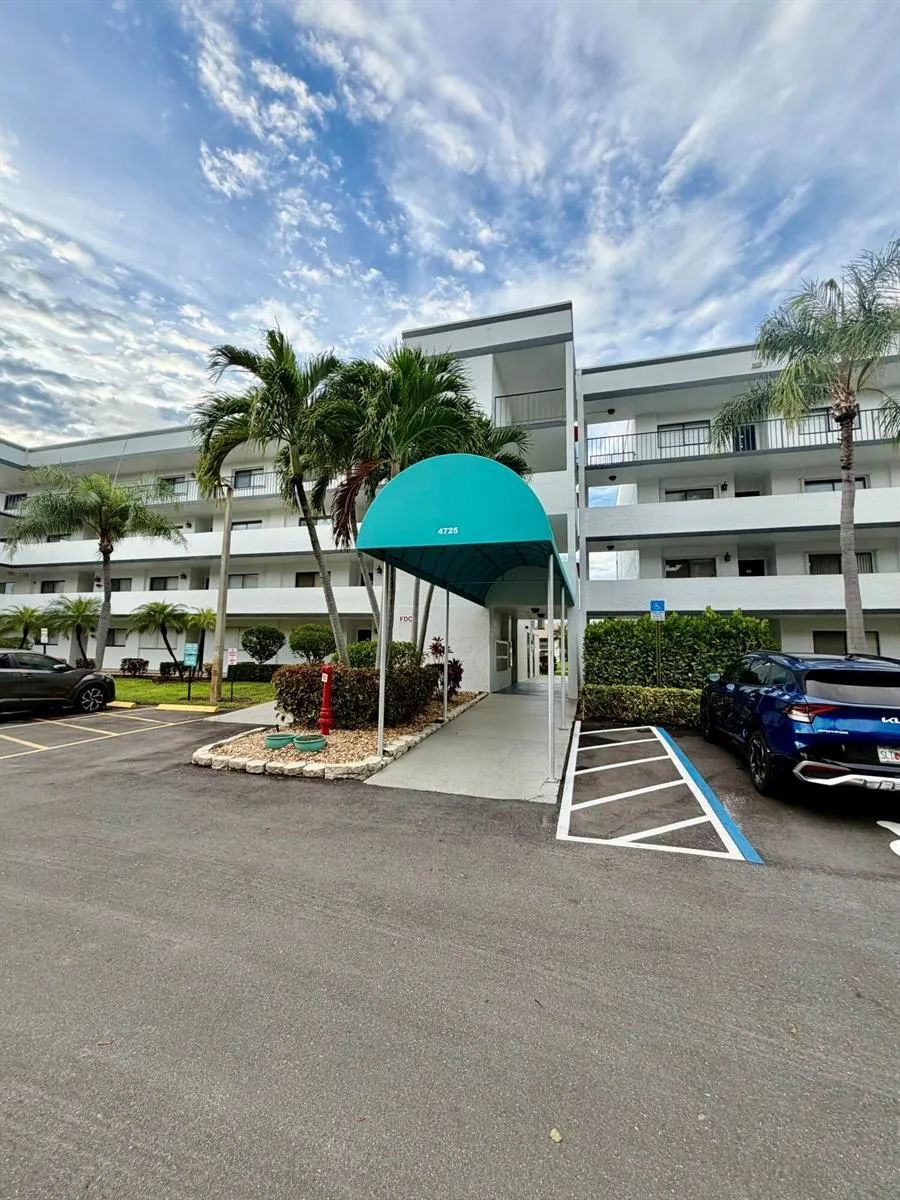 4725 LUCERNE LAKES E #214 Lake Worth, FL 33467
