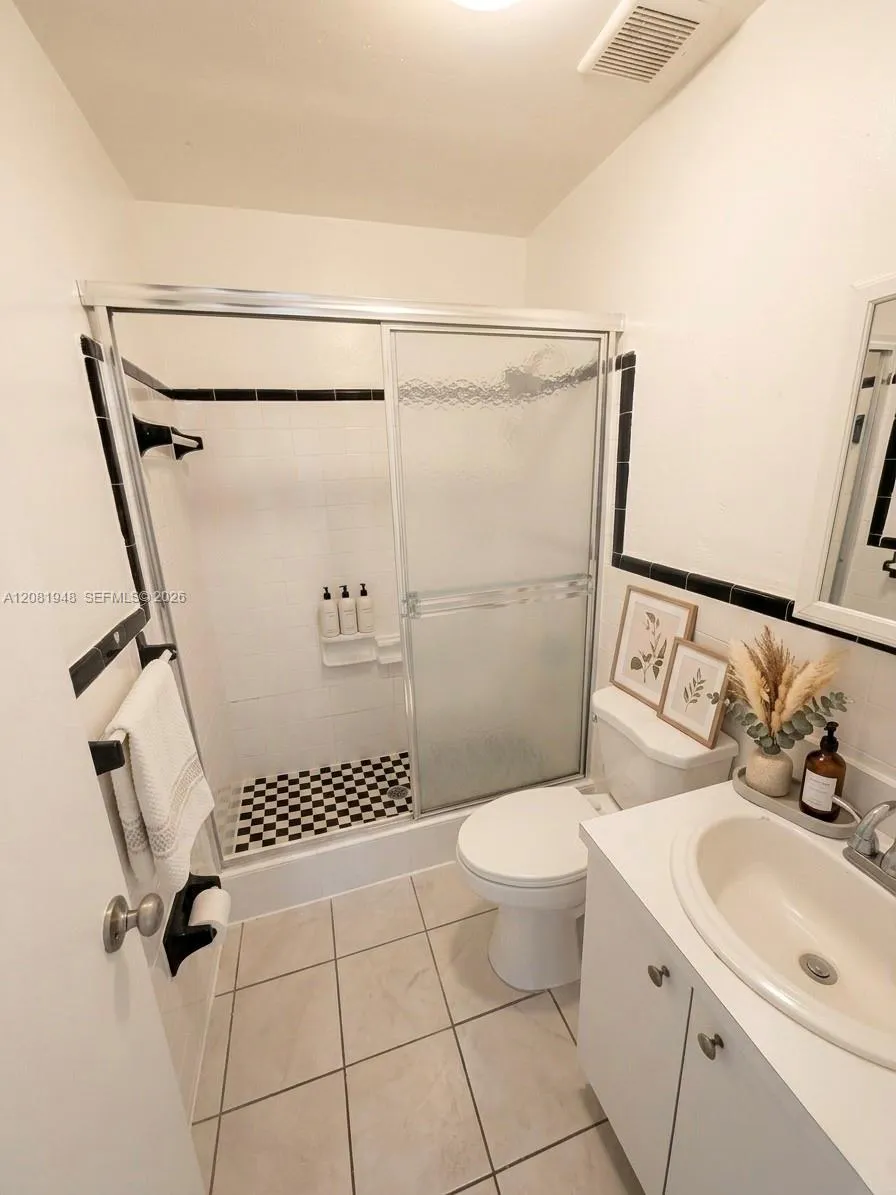 2725 W Okeechobee Rd #5 Hialeah, FL 33010