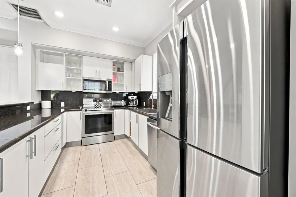 633 NE 11TH AVENUE Fort Lauderdale, FL 33304