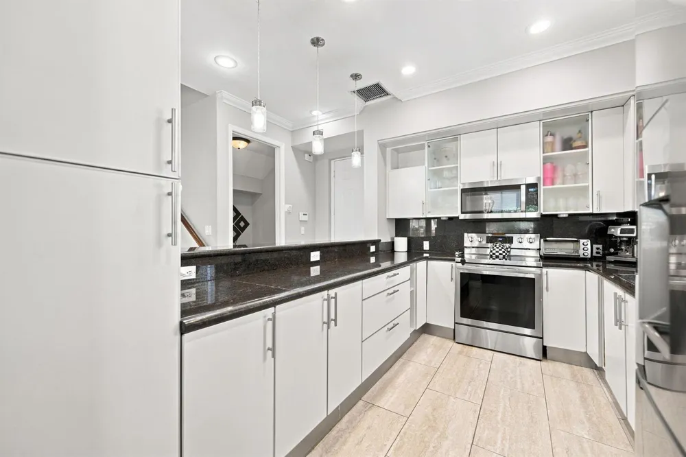 633 NE 11TH AVENUE Fort Lauderdale, FL 33304