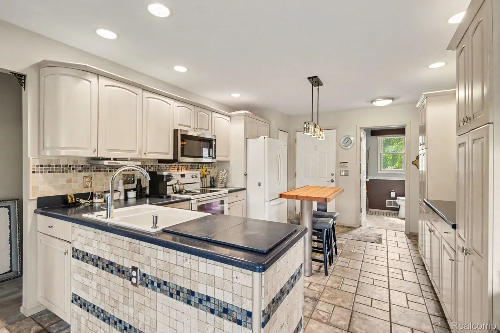 27800 Van Horn Road Huron Charter Township, MI 48164