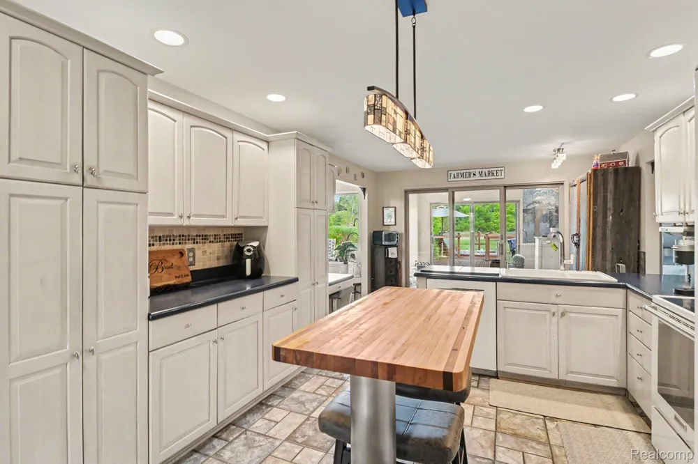 27800 Van Horn Road Huron Charter Township, MI 48164