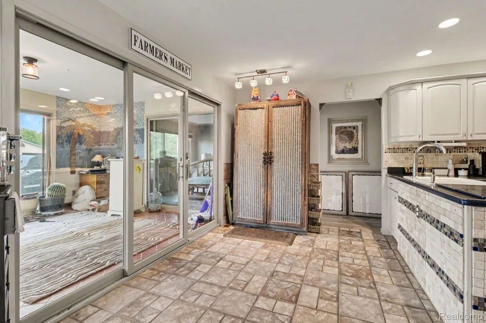 27800 Van Horn Road Huron Charter Township, MI 48164