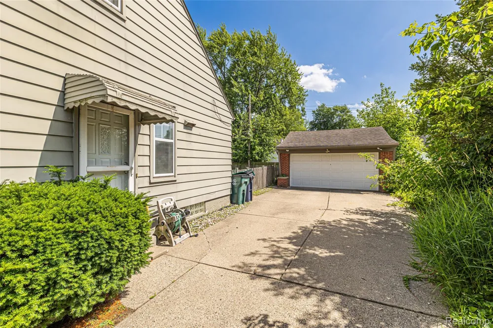 2204 KALAMA AVENUE Royal Oak City, MI 48067