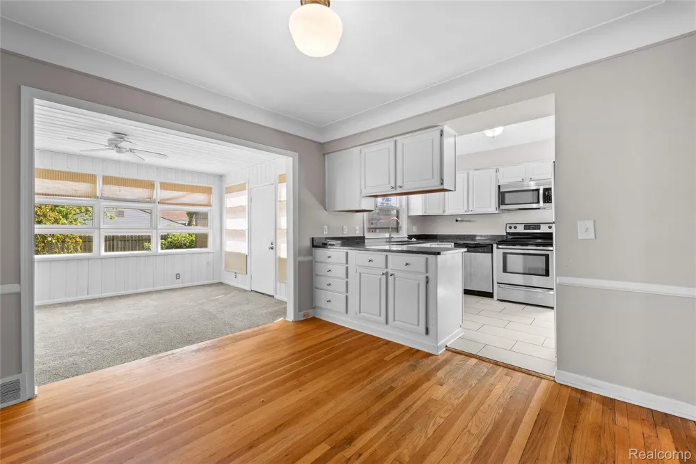 2204 KALAMA AVENUE Royal Oak City, MI 48067