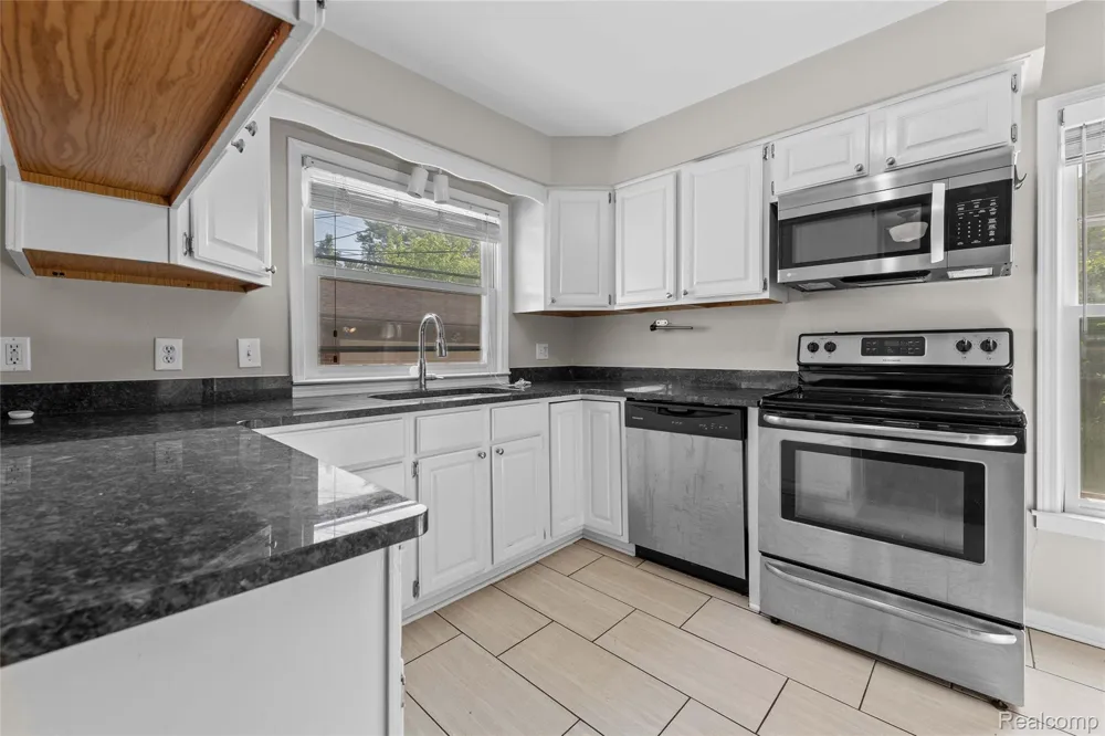 2204 KALAMA AVENUE Royal Oak City, MI 48067