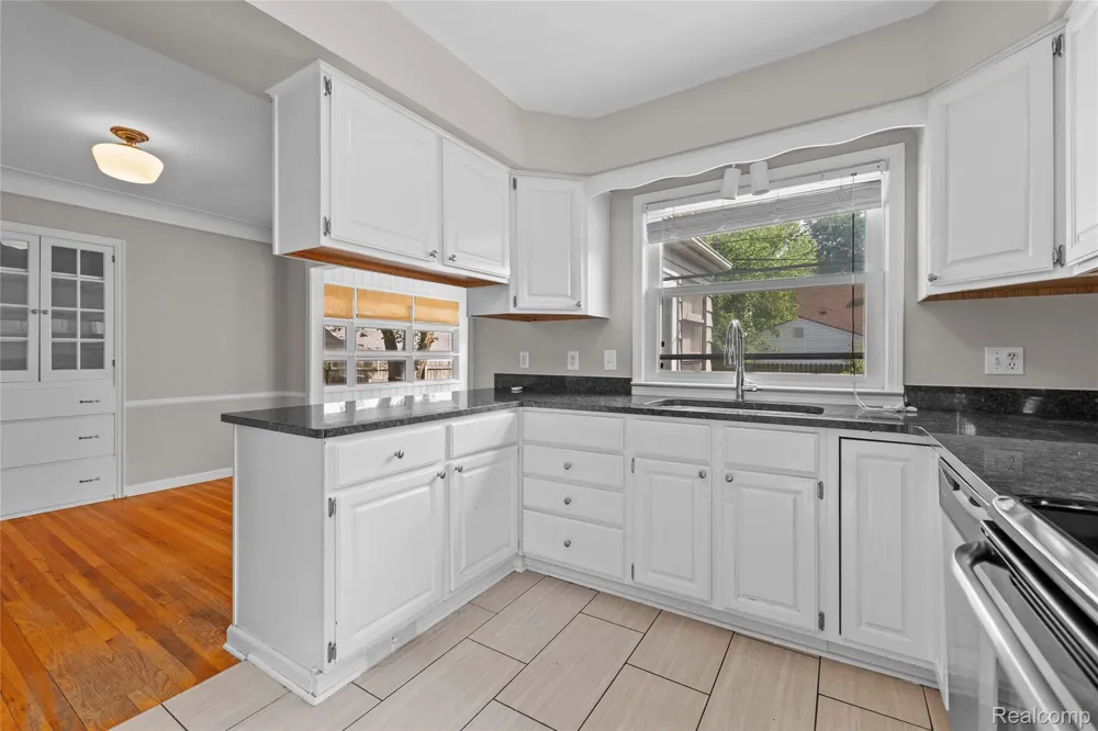 2204 KALAMA AVENUE Royal Oak City, MI 48067